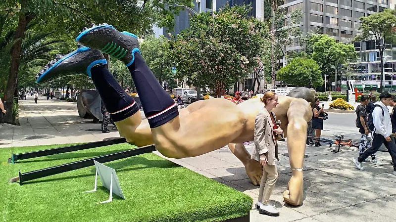 CNTE derriba esculturas gigantes del mundial
